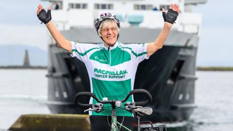 Cụ bà 81 tuổi chinh phục chiều dài nước Anh bằng xe đạp 