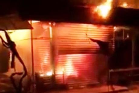 Cháy lớn trong đêm, thiêu rụi 12 ki-ốt 