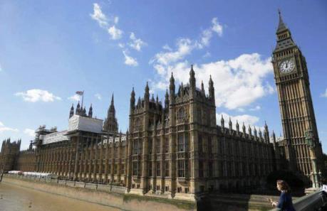 BREAKING NEWS: Quốc hội Anh phải sơ tán khẩn cấp do báo cháy