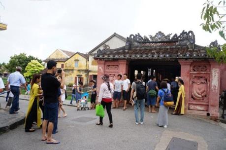 Phát hiện 2 người nước ngoài làm hướng dẫn viên du lịch "chui"