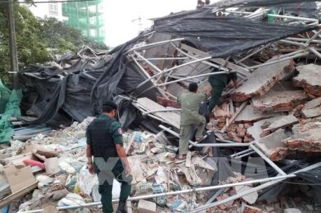 BREAKING NEWS: Sập nhà 5 tầng tại Ấn Độ, ít nhất 70 người bị mắc kẹt