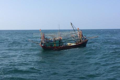 Cứu hộ tàu cá Bình Định bị phá nước