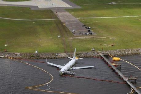 Máy bay hạ cánh khẩn cấp tại Nga, gần chục người thương vong