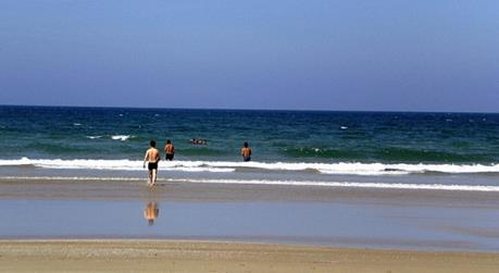 Quảng Ninh: Hai du khách tắm biển bị sóng cuốn trôi