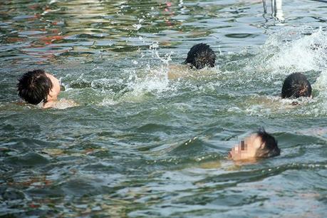 3 cháu bé đuối nước khi ra ao chơi