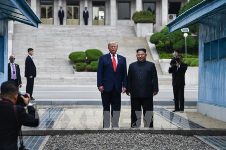 Tổng thống Donald Trump và nhà lãnh đạo Kim Jong-un gặp nhau tại DMZ