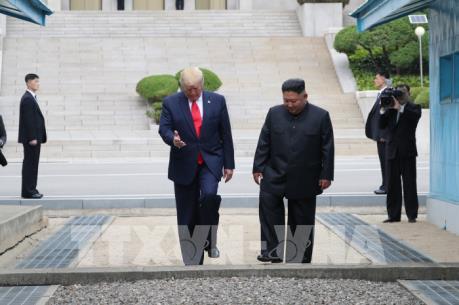 Tổng thống Donald Trump đi qua đường ranh giới sang lãnh thổ Triều Tiên