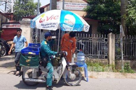 EVN Hà Nội cấp nước uống miễn phí cho người dân ngày nắng nóng
