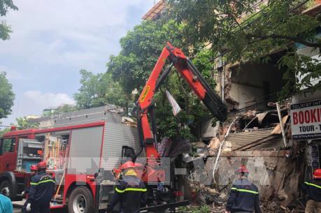 Sập nhà 2 tầng trên phố Hàng Bông