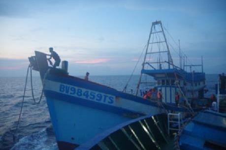 Đã hút được khoảng 5.000 lít dầu ra khỏi tàu bị chìm ở Bình Thuận