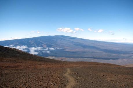 Hawaii tăng mức cảnh báo đối với núi lửa Mauna Loa