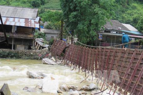 Bất thường từ cơn lũ trong đêm