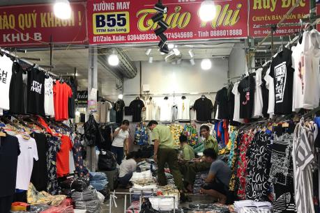 Đồng hồ được bán theo cân tại chợ Ninh Hiệp