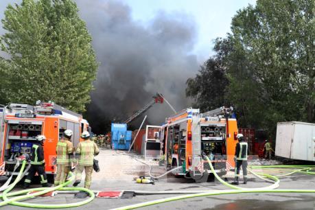 Dập tắt đám cháy tại Trung tâm Thương mại Đồng Xuân của người Việt ở Berlin