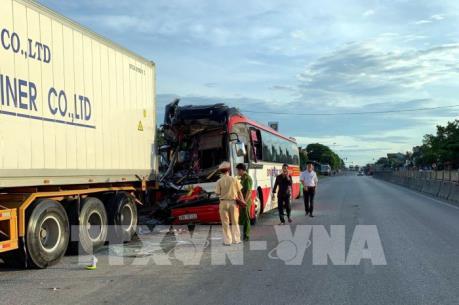 Chuyển các nạn nhân vụ xe du lịch đâm xe container ở Nghệ An ra Hà Nội điều trị
