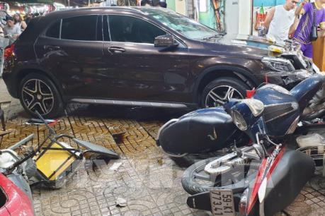 Thành phố Hồ Chí Minh: Tài xế nữ lái Mercedes đâm hàng loạt xe máy 