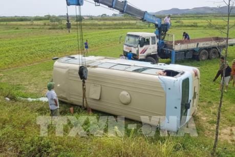 Lật xe chở công nhân ở Nghệ An, 21 người bị thương