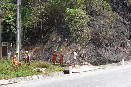 Nhân viên Điện lực Hương Sơn thức trắng đêm để chống cháy rừng