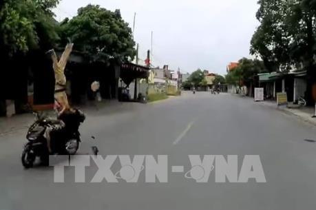 Thanh niên 16 tuổi điều khiển xe máy tốc độ cao tông trực diện CSGT