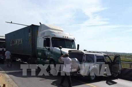 Xe container đâm xe ô tô 7 chỗ khiến Quốc lộ 1A ách tắc hơn 5km