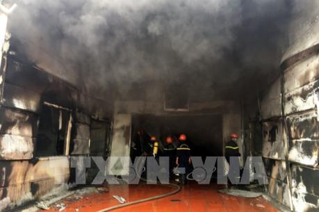 Cháy lớn tại Công ty Dược phẩm Syntech