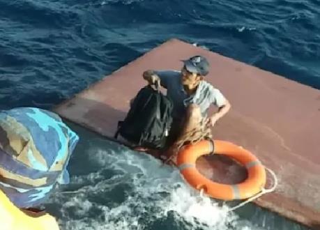 Kịp thời cứu 4 thuyền viên, trục vớt 15.000 lít dầu vào bờ an toàn