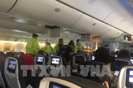 Gặp sự cố, máy bay chở 284 người buộc phải hạ cánh khẩn cấp