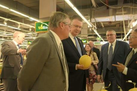 Đại sứ Mỹ thích thú với nông sản sạch của VinEco