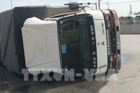 Lật xe tải, gần 3.000 lít hóa chất tràn ra đường