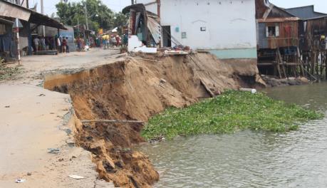 Buộc di dời khẩn cấp 27 hộ dân trong vùng sạt lở sông Vàm Cái Hố