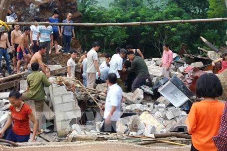 Sạt lở núi đá, 3 người may mắn thoát chết