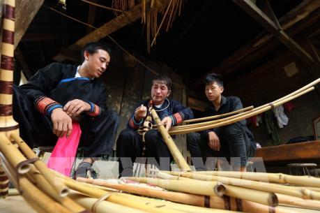 Nghệ nhân chế tác khèn Mông nơi rẻo cao