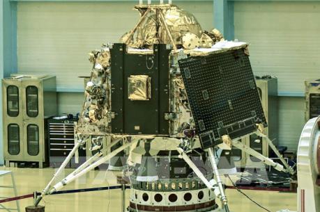 Ấn Độ bất ngờ hủy phóng tàu thăm dò Mặt Trăng