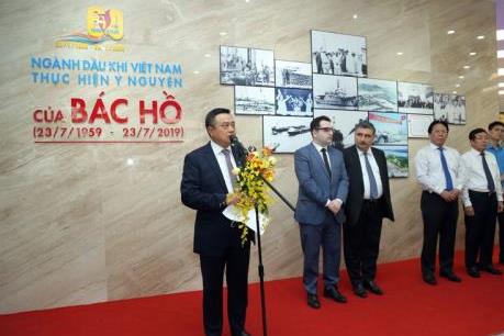 Triển lãm ảnh “60 năm ngành Dầu khí Việt Nam thực hiện ý nguyện của Bác Hồ”