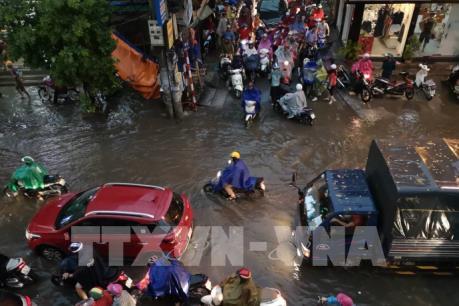 Nhiều tuyến đường của Hà Nội "thất thủ" trong mưa lớn