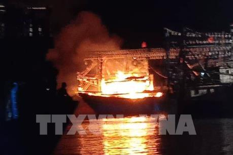 Lửa cháy dữ dội thiêu trụi một tàu cá, thiệt hại nhiều tỷ đồng