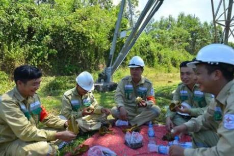 Công việc và cuộc sống hàng ngày của những người công nhân truyền tải điện