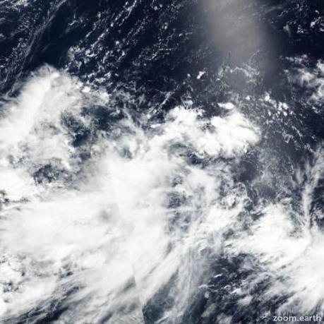 Bão Danas và áp thấp nhiệt đới đang ở trên vùng Đông Bắc Biển Đông