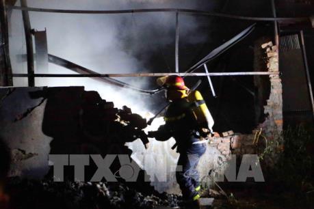 Hà Nội: Cháy xưởng nhựa, khói đen bốc cao hàng chục mét