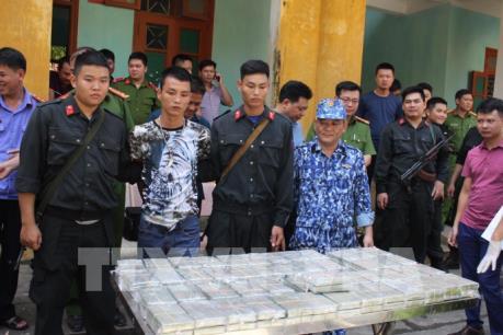 Hòa Bình: Bắt quả tang vụ vận chuyển trái phép 100 bánh heroin