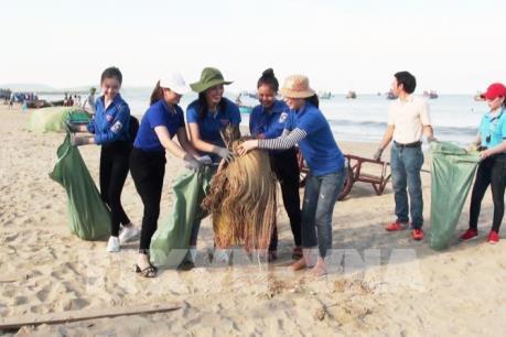 Hoa hậu Việt Nam 2018 cùng 200 đoàn viên làm sạch bờ biển Quảng Bình