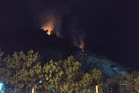 Đà Nẵng: Hàng trăm người dập đám cháy rừng trong đêm