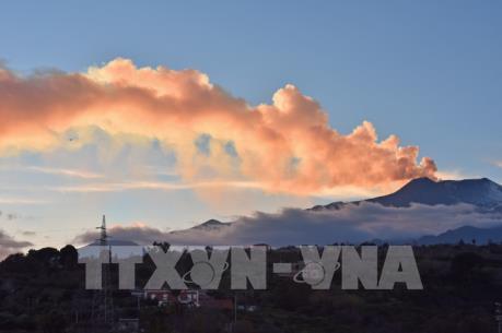 Núi lửa lớn nhất châu Âu thức giấc, Italy đóng cửa hai sân bay