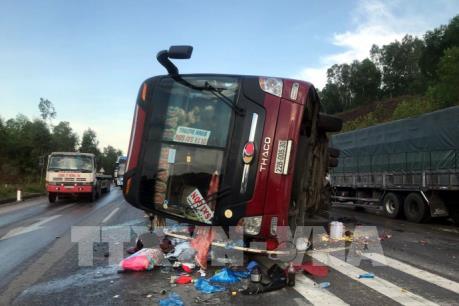 Nghệ An: Xe khách lật nghiêng khiến 4 người bị thương