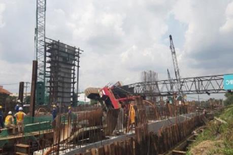 Điện lực Chợ Lớn thay trụ điện bị gãy do sự cố cần cẩu đổ vào nhà dân