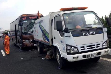 Xe khách va chạm xe vệ sinh đường cao tốc, 5 người nhập viện