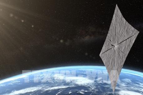 Tàu vũ trụ chạy bằng năng lượng Mặt Trời bay quanh Trái Đất