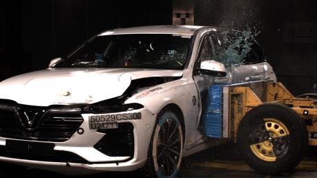 Hé lộ màn "tra tấn" VinFast Lux A2.0 và Lux SA2.0 tại châu Âu