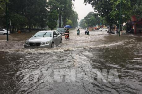 Mưa lớn lại gây ngập cục bộ nhiều tuyến phố ở Hà Nội