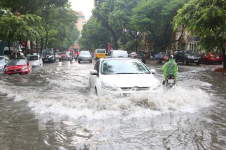 Hà Nội: Giao thông khó khăn do mưa lớn gây ngập nước tại nhiều tuyến phố